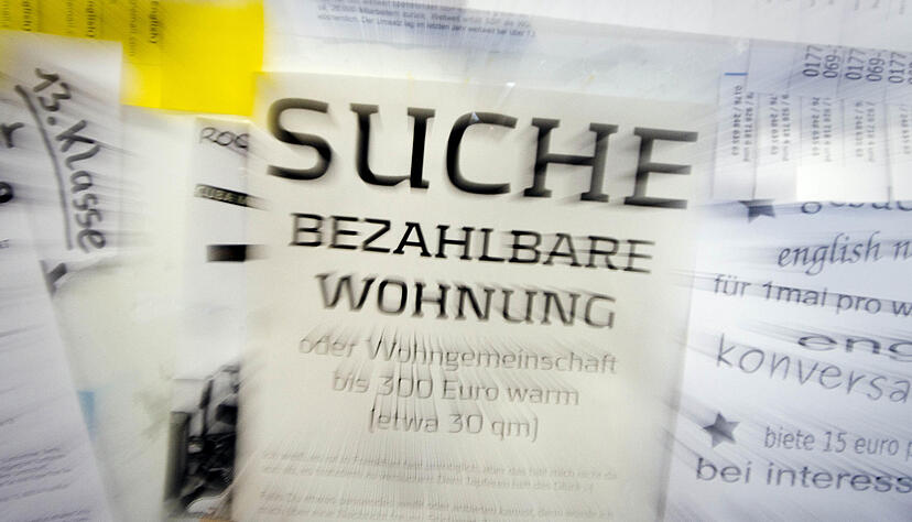 Eine Suchanzeige hängt an einem schwarzen Brett. Foto: Frank Rumpenhorst/dpa