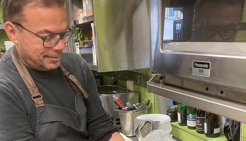 Chefkoch Thomas Zinser freut sich darauf, die ersten Spargeln der Saison zu kochen. Natürlich aus der Region. Chefkoch Thomas Zinser freut sich darauf, die ersten Spargeln der Saison zu kochen. Natürlich aus der Region.