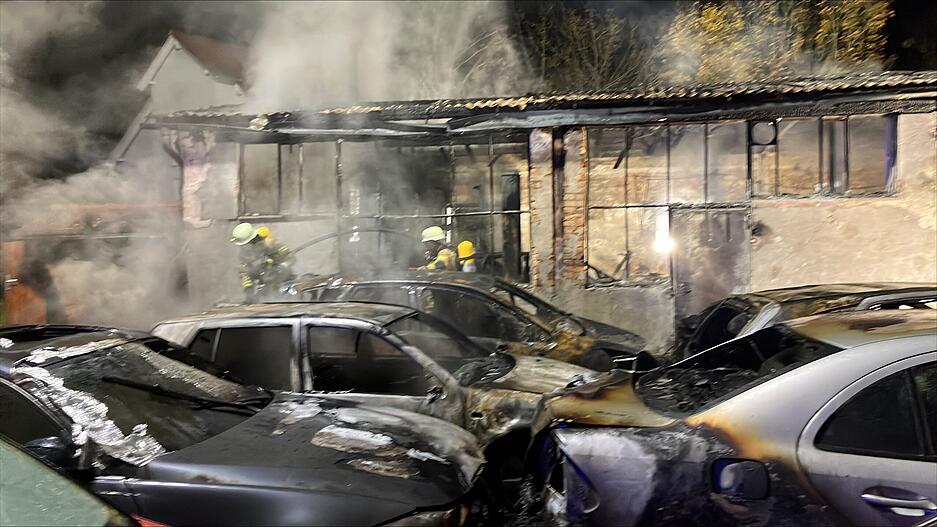 Die Feuerwehr schützt angrenzende Wohnhäuser vor den Flammen. Die Feuerwehr schützt angrenzende Wohnhäuser vor den Flammen.