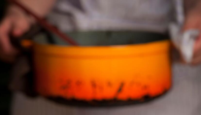 Macht gleich mehr her: Warum das Gulasch nicht mal in einem Schälchen höher bauen und dekorieren anstatt auf einem platten Teller zu servieren. Macht gleich mehr her: Warum das Gulasch nicht mal in einem Schälchen höher bauen und dekorieren anstatt auf einem platten Teller zu servieren.