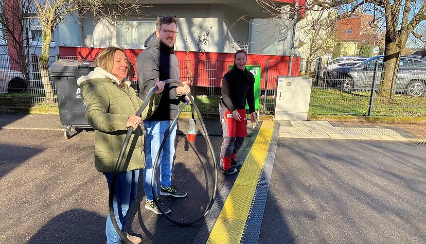 Alexandra Remlinger, Daniel B&uuml;rkle und Bettina H&ouml;nes (von links) packen gemeinsam an.