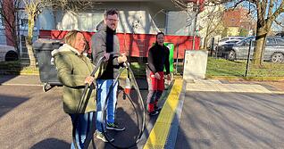 Alexandra Remlinger, Daniel B&uuml;rkle und Bettina H&ouml;nes (von links) packen gemeinsam an.