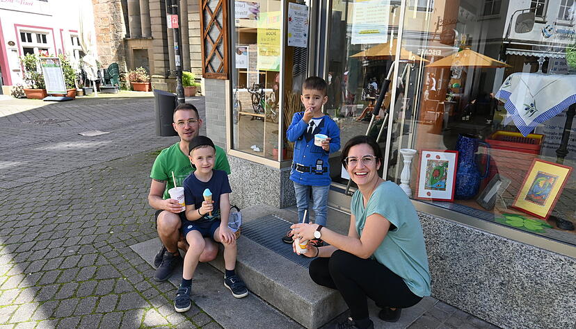 In der Poststraße gibt es keine Sitzmöglichkeiten. Viele Eiscafé Kunden wählen deshalb Schaufenster oder, wie Familie Hambrecht, Stufen als Sitzmöglichkeit. In der Poststraße gibt es keine Sitzmöglichkeiten. Viele Eiscafé Kunden wählen deshalb Schaufenster oder, wie Familie Hambrecht, Stufen als Sitzmöglichkeit.