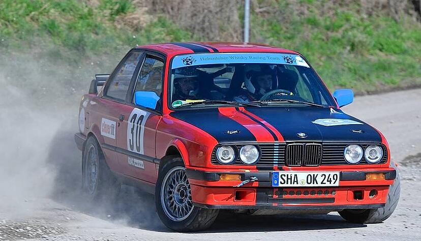 Oliver Kübler und Michael Hochhäuser starten für das HWRT Wohlmuthausen − wie bei der Unterland-Hohenlohe-Wertungsfahrt − in ihrem BMW 318is. Oliver Kübler und Michael Hochhäuser starten für das HWRT Wohlmuthausen − wie bei der Unterland-Hohenlohe-Wertungsfahrt − in ihrem BMW 318is.