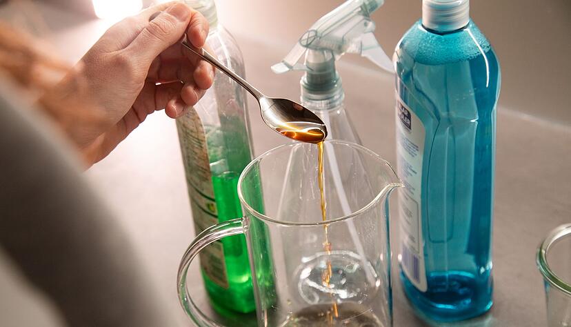 Schritt 1: Einen Teelöffel Essig zu 200 Millilitern Wasser geben. Schritt 1: Einen Teelöffel Essig zu 200 Millilitern Wasser geben.