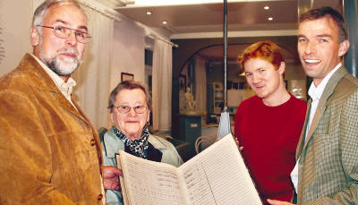 Freuen sich &uuml;ber die Partitur: Die Mitglieder des Vereins der Freunde des M&ouml;rike-Museums Cleversulzbach mit Bezirkskantor David Dehn (rechts).Foto: Waltraud Langer