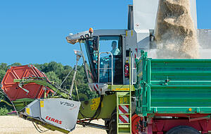 Auf dem Acker von Ulrich Seidel in Bad Friedrichshall-Kochendorf ist Gerste gewachsen. Die Ackerbauern m&uuml;ssen teures Ger&auml;t einsetzen, um konkurrenzf&auml;hig zu sein. Aber daf&uuml;r brauchen sie keine Erntehelfer. Fotos: Mario Berger