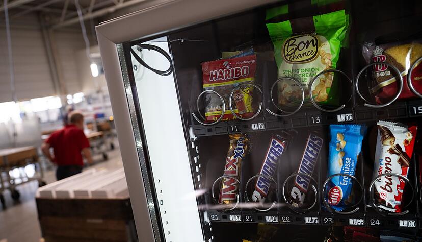 Während einer Nachtschicht fällt es oft besonders schwer, süßen Snacks für den schnellen Energiekick zu widerstehen. Während einer Nachtschicht fällt es oft besonders schwer, süßen Snacks für den schnellen Energiekick zu widerstehen.