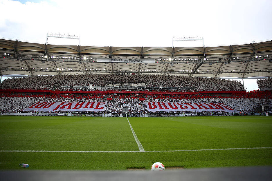 Dann wurden Banner auf den Unterrängen hochgezogen. Eines hatte den Schriftzug "100 Jahre Brustring".