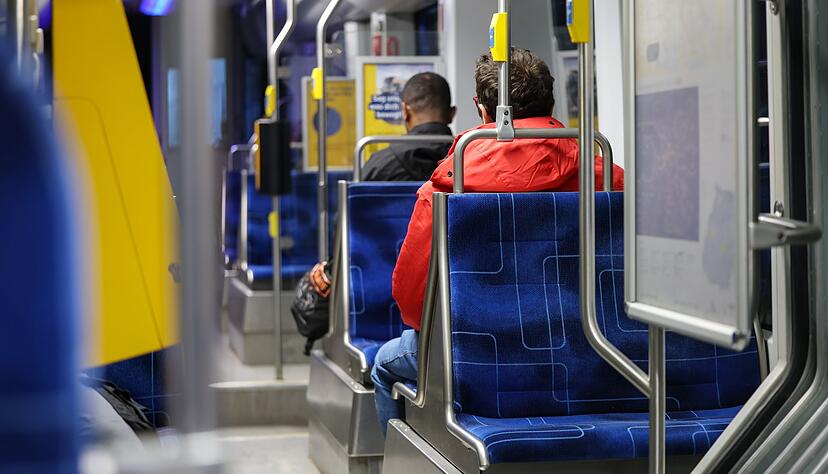 Die Zahl der Fahrgäste in Bussen und Bahnen legt leicht zu (Archivbild)