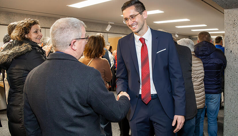 Die Schar der Gratulanten wollte nicht abreißen. Ein überglücklicher Pascal Bopp nahm am Sonntag die Glückwünsche von Bürgern, künftigen Kollegen, Freunden und Familienmitgliedern entgegen. Die Schar der Gratulanten wollte nicht abreißen. Ein überglücklicher Pascal Bopp nahm am Sonntag die Glückwünsche von Bürgern, künftigen Kollegen, Freunden und Familienmitgliedern entgegen.