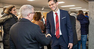 Die Schar der Gratulanten wollte nicht abreißen. Ein überglücklicher Pascal Bopp nahm am Sonntag die Glückwünsche von Bürgern, künftigen Kollegen, Freunden und Familienmitgliedern entgegen.
