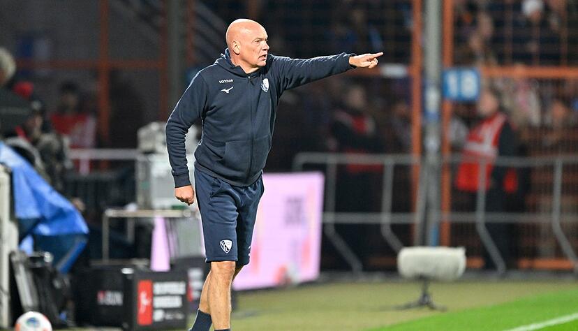 Bochums Coach Uwe R&ouml;sler wird auch am Mittwoch wieder in kurzer Trainingshose an der Seitenlinie stehen. (Archivbild)