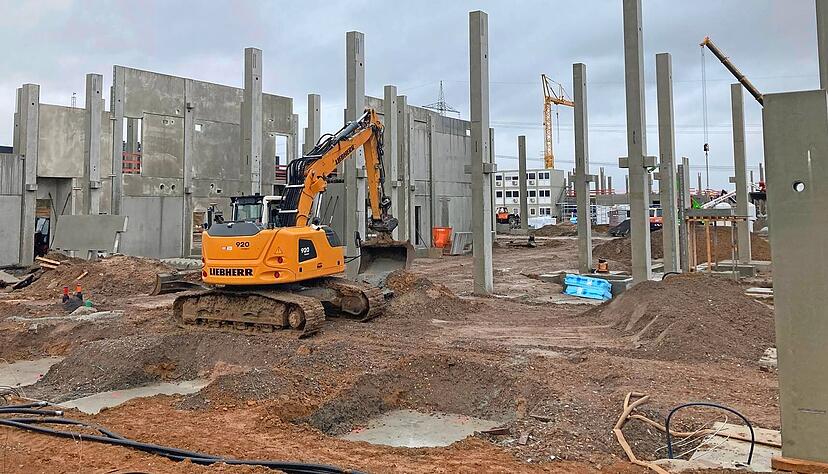 Das Bauunternehmen Goldbeck baut im gesamten Bundesgebiet elf Standorte mit nahezu identischer Ausstattung. In Eppingen erfolgte der Spatenstich stellvertretend f&uuml;r alle elf Standorte.
Fotos: J&ouml;rg K&uuml;hl