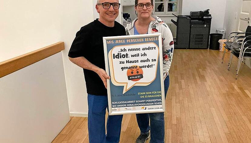 Plakate geben jungen Menschen eine Plattform: Jugendkoordinator David Menner und Mitarbeiterin Cathrin Weiler (beide DJHN) zeigen ein Beispiel.
Foto: J&ouml;rg K&uuml;hl