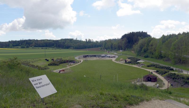 Ein Weg f&uuml;hrt in Niederstotzingen durch den Arch&auml;opark.