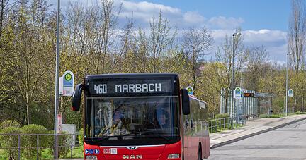 Vom Beilsteiner Schulzentrum aus fährt die Buslinie 460 im Halbstunden-Takt in Richtung Marbach. Laut Fahrplan beträgt die Fahrzeit für die Strecke bis zur Endstation 41 Minuten − wenn alles reibungslos läuft.
Foto: Christiana Kunz