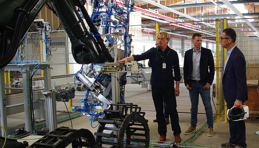 Technik-Vorstand Philipp Erler und Vorstandschef Markus Fuhrmann erläutern Minister Özdemir die Roboter.
