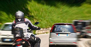 Auf kurvigen Strecken unterwegs: Polizei gibt Tipps für Motorradfahrer (Symbolbild)