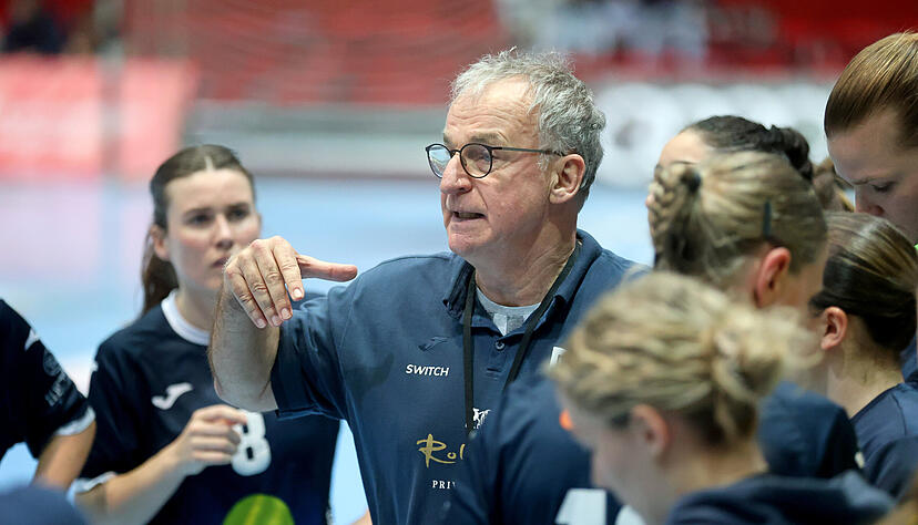 Zweifellos ein Kommunikator: Stefan Krebs, Spitzname „Switch“, bei einer seiner letzten Auszeiten am Ende der vergangenen Saison im Kreise der Regionalliga-Frauen der Sport-Union Neckarsulm II.