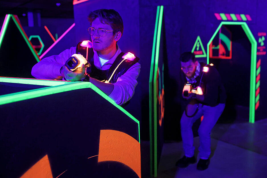 ...Lasertag, Virtual-Reality-Spiele, Dart, Billard, Karaoke und weitere Arcade-Stationen.