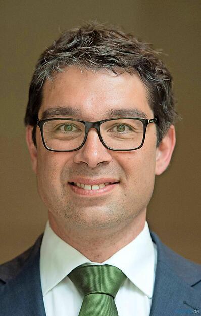 Der 42-Jährige ist seit 2007 Landesvorsitzender des Naturschutzverbandes NABU. Der promovierte Botaniker wohnt in Schwetzingen. Von 2007 bis 2008 war Baumann stellvertretender Leiter am Institut für Agrarökonomie und Biodiversität in Mannheim. „Er hat große Ahnung von Natur“, lobt Regierungschef Kretschmann. Der 42-Jährige ist seit 2007 Landesvorsitzender des Naturschutzverbandes NABU. Der promovierte Botaniker wohnt in Schwetzingen. Von 2007 bis 2008 war Baumann stellvertretender Leiter am Institut für Agrarökonomie und Biodiversität in Mannheim. „Er hat große Ahnung von Natur“, lobt Regierungschef Kretschmann.