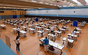 Pr&uuml;fung in der Weibertreuhalle in Weinsberg: Sch&uuml;ler des Justinus-Kerner-Gymnasiums schreiben das Deutsch-Abitur in der Sportst&auml;tte.

Foto: Mario Berger