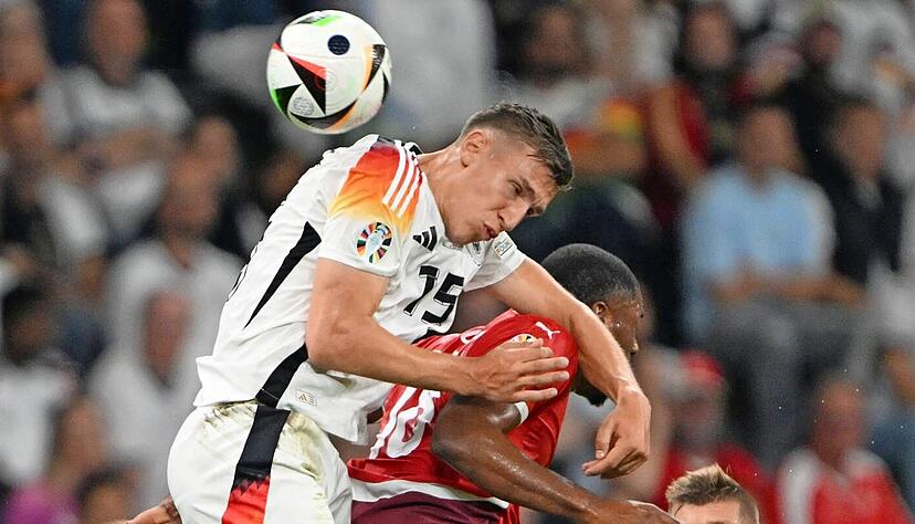 Nico Schlotterbeck beim Kopfballduell mit dem Schweizer Kwadwo Duah. Beim 1:1 im letzten Gruppenspiel war der Verteidiger nach rund einer Stunde für Jonathan Tah eingewechselt worden − Testbetrieb wegen der Tah-Gelbsperre. Nico Schlotterbeck beim Kopfballduell mit dem Schweizer Kwadwo Duah. Beim 1:1 im letzten Gruppenspiel war der Verteidiger nach rund einer Stunde für Jonathan Tah eingewechselt worden − Testbetrieb wegen der Tah-Gelbsperre.