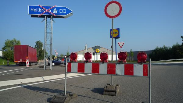 Dazu ist die Anschlussstelle Bretzfeld für den in Richtung Heilbronn auffahrenden Verkehr gesperrt. Die Umleitung ist ausgeschildert. Dazu ist die Anschlussstelle Bretzfeld für den in Richtung Heilbronn auffahrenden Verkehr gesperrt. Die Umleitung ist ausgeschildert.