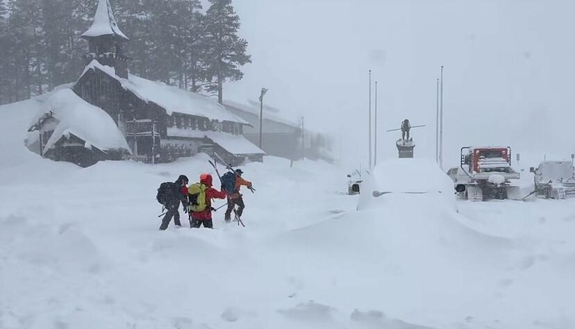 Mitglieder des Rettungsteams machen sich bei extremen Bedingungen auf den Weg.