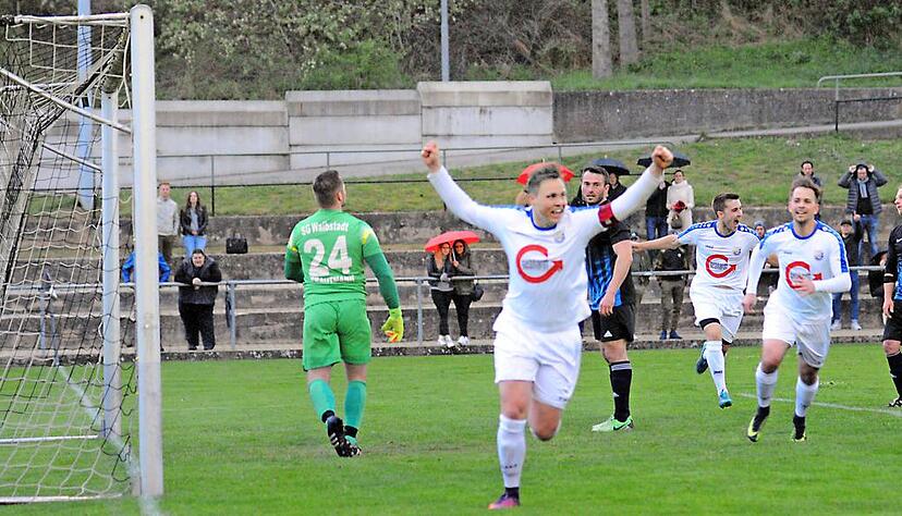 Rico Unser (Mitte) jubelt nach seinem 1:0 für den SV Rohrbach/S. Am Ende unterlag Waibstadt deutlich mit 0:4.Foto: Klaus Krüger Rico Unser (Mitte) jubelt nach seinem 1:0 für den SV Rohrbach/S. Am Ende unterlag Waibstadt deutlich mit 0:4.Foto: Klaus Krüger