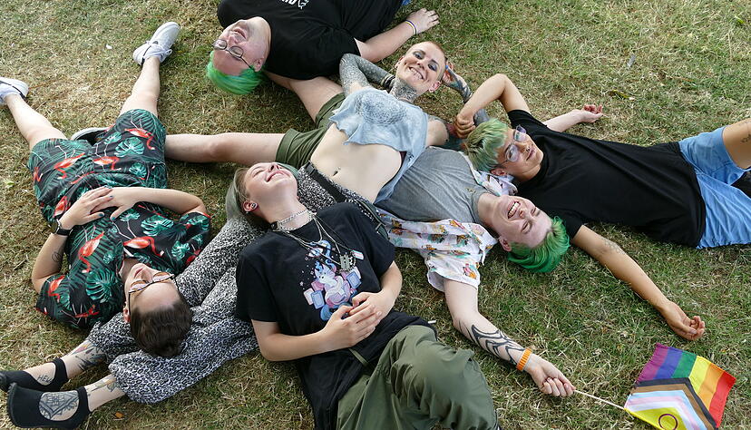 Die Gruppe "Cheers Queers" setzt sich für sichere Orte für die LGBTQIA+ Community ein. Foto: Lilli Zenth