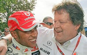 Jubel 2008: Norbert Haug hatte als Motorsport-Chef von Mercedes entscheidenden Anteil an Lewis Hamiltons (li.) Karriere. Jubel 2008: Norbert Haug hatte als Motorsport-Chef von Mercedes entscheidenden Anteil an Lewis Hamiltons (li.) Karriere.
