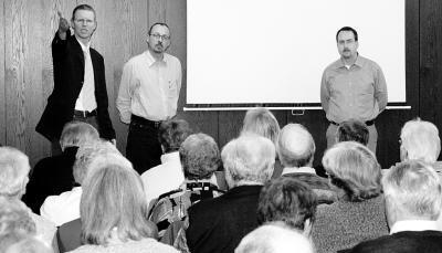 Waren &uuml;berw&auml;ltigt vom gro&szlig;en Interesse an ihrem Vortrag im &Ouml;hringer Krankenhaus: (von links) Werner Reinosch, Chefarzt der Chirurgie, Michael Marx, Radiologe, und Andre Schr&ouml;der-Son, Endokrinologe. (Foto: Andreas Tsch&uuml;rtz)