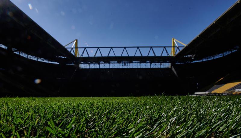 Derby-Stimmung kommt in Dortmund nicht auf - zumindest nicht im Signal-Iduna-Park. Die Pl&auml;tze in den Bundesliga-Arenen sind streng limitiert. Foto: dpa