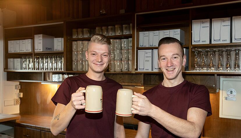 Sebastian (links) und Marcel Renner stoßen noch ohne Gäste an. Die beiden eröffnen ihr erstes eigenes Lokal am 1. März. Foto: Andreas Veigel Sebastian (links) und Marcel Renner stoßen noch ohne Gäste an. Die beiden eröffnen ihr erstes eigenes Lokal am 1. März. Foto: Andreas Veigel