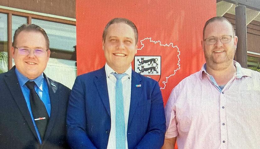 Thomas Schmidt (rechts) sitzt mit Jens Moll (links) und Anton Baron im Hohenloher Kreistag.
Foto: Archiv/ privat Thomas Schmidt (rechts) sitzt mit Jens Moll (links) und Anton Baron im Hohenloher Kreistag.
Foto: Archiv/ privat