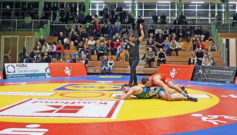 Traurige Kulisse in der R&ouml;merhalle: Den &Uuml;berlegenheitssieg von Gadzhimurad Alikhmaev (rotes Trikot) sehen nur etwa 150 Zuschauer.