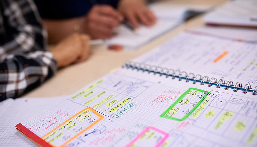 Sprache ist - egal in welchem Land - der Schl&uuml;ssel f&uuml;r den Arbeitsmarkt. Doch durch K&uuml;rzungen im Haushalt k&ouml;nnen die Anbieter der Kurse kaum noch planen und m&uuml;ssen ihr Angebot reduzieren.