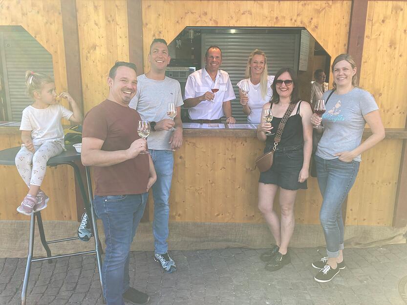 Am Stand der Freiwilligen Feuerwehr Erlenbach mischen sich die Generationen auf dem Weinfest am Eröffnungsabend.