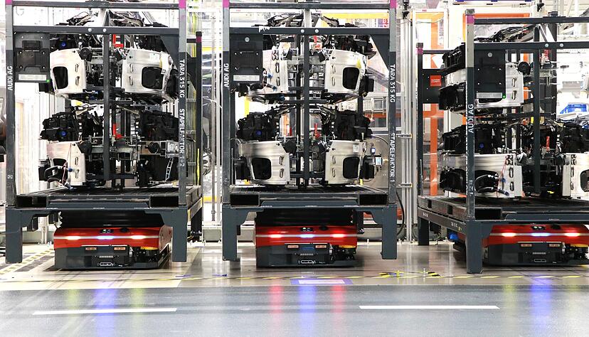 Mit Fahrerlosen Transport-Fahrzeugen (FTF) werden bei Audi in Neckarsulm unter anderem Karosserieteile transportiert, in Zukunft auch Akkus f&uuml;r Plug-in-Hybride.