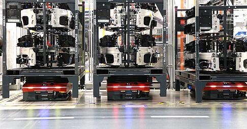 Mit Fahrerlosen Transport-Fahrzeugen (FTF) werden bei Audi in Neckarsulm unter anderem Karosserieteile transportiert, in Zukunft auch Akkus f&uuml;r Plug-in-Hybride.