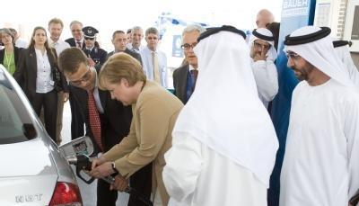 Bundeskanzlerin Angela Merkel tankt auf: Besuch einer Erdgastankstelle in den Vereinigten Arabischen Emiraten. Bundeskanzlerin Angela Merkel tankt auf: Besuch einer Erdgastankstelle in den Vereinigten Arabischen Emiraten.