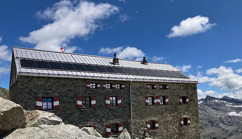 Die Neue Prager Hütte stand früher nah am Gletscher. Die Neue Prager Hütte stand früher nah am Gletscher.