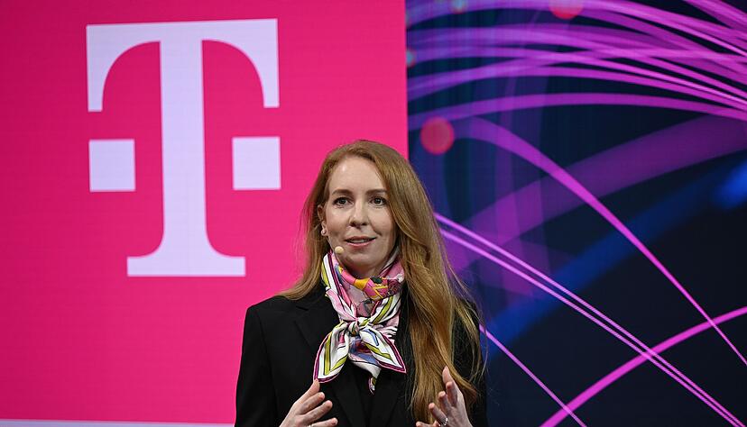Starlink-Vertriebsmanagerin Stephanie Bednarek auf der B&uuml;hne des Telekom-Messestandes beim MWC.