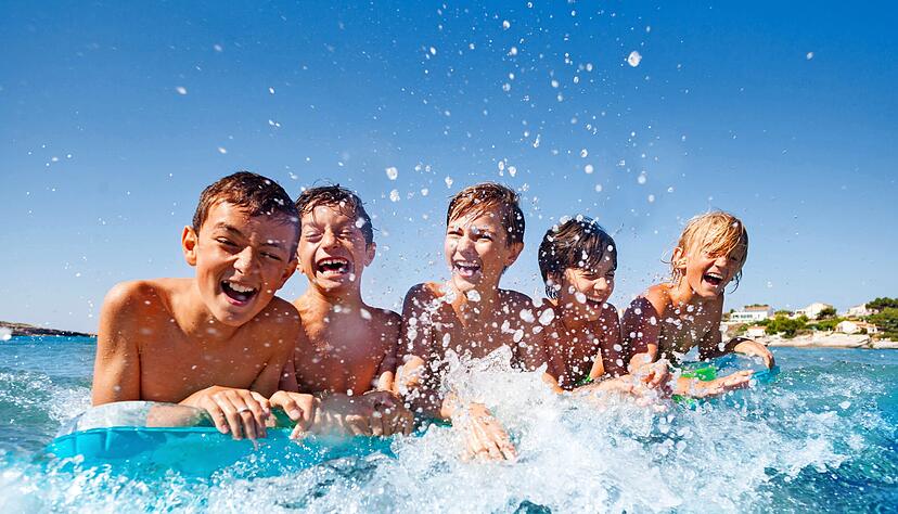 Im Meer baden oder fleißig sein? Das ist für manche Schüler bald die Frage. Foto: Sergey Novikov/stock.adobe.com Im Meer baden oder fleißig sein? Das ist für manche Schüler bald die Frage. Foto: Sergey Novikov/stock.adobe.com