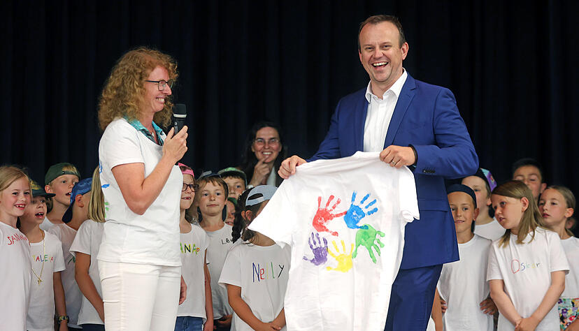 Bekommt eine Erinnerung an die Grundschule Untereisesheim: Rektorin Uta Peters und Kinder überreichen nach ihrem Auftritt dem scheidenden Bürgermeister Bernd Bordon ein buntes T-Shirt.