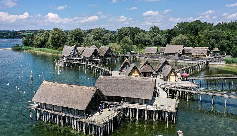 Das Pfahlbauten-Museum Unteruhldingen ist ein Freilichtmuseum, das Funde und Nachbauten von Pfahld&ouml;rfern aus der Stein- und Bronzezeit pr&auml;sentiert.