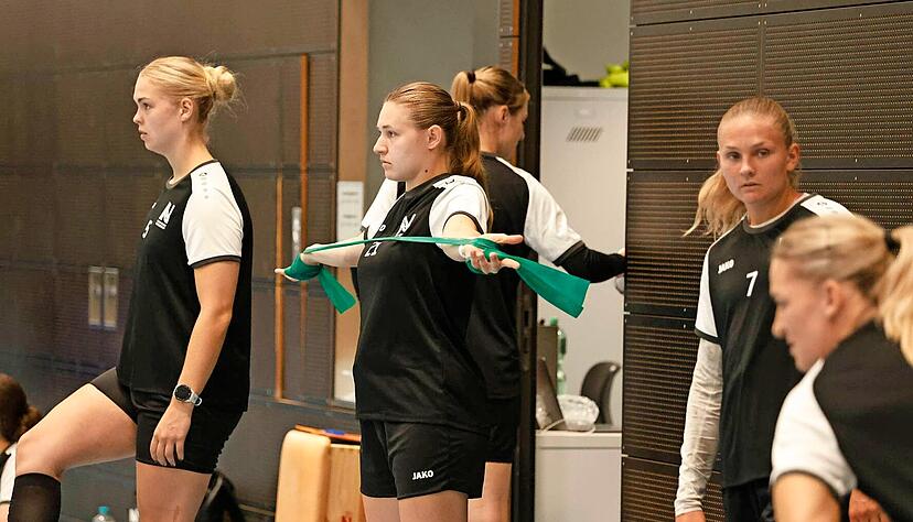 Erst einmal zum Zuschauen verdammt: Linksaußen-Akteurin Alessia Riner (Mitte) steht verletzungsbedingt vor einer langen Zwangspause.