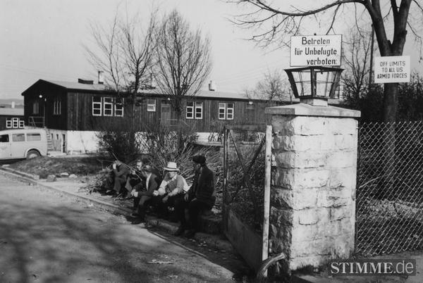 Schon Ende März 1953 hat das Durchgangslager Weinsberg, das noch Ghettocharakter hat, mit 1800 Bewohnern seine Kapazitätsgrenze erreicht. Schon Ende März 1953 hat das Durchgangslager Weinsberg, das noch Ghettocharakter hat, mit 1800 Bewohnern seine Kapazitätsgrenze erreicht.